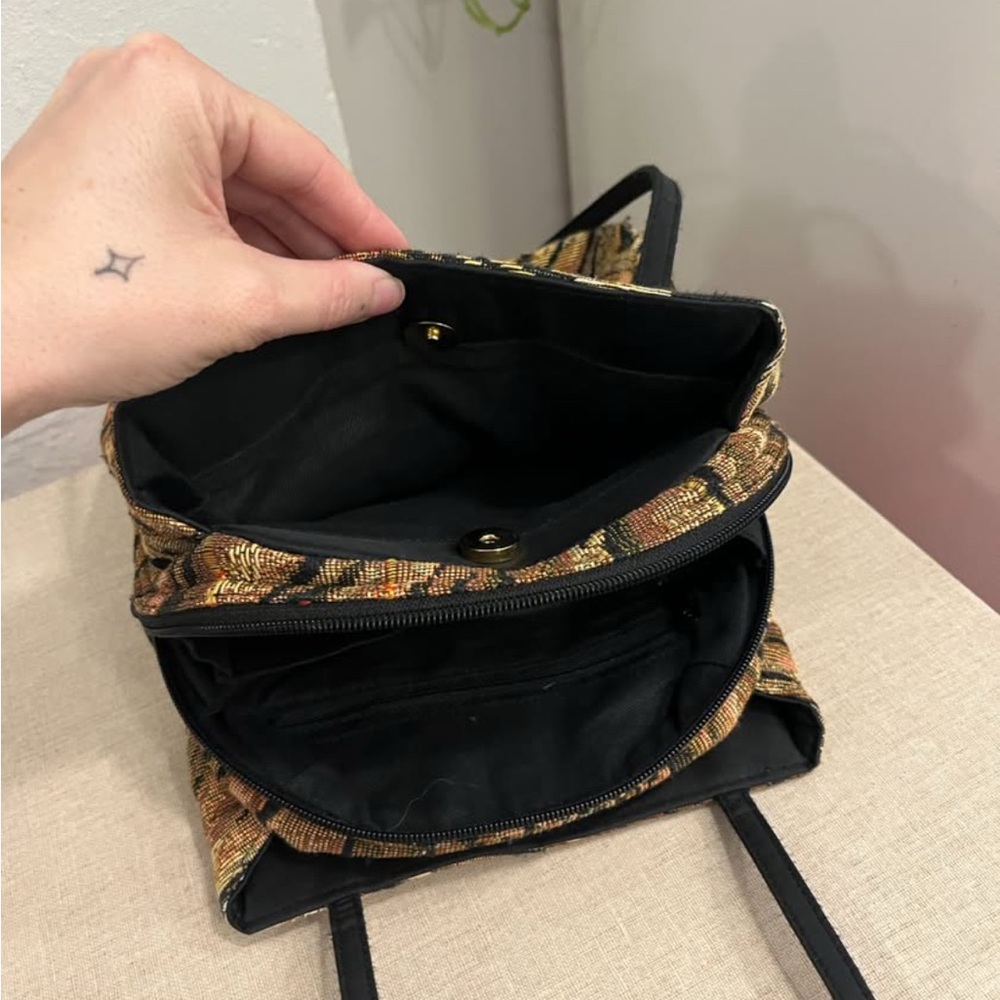 Vintage tiger tapestry shoulder bag with gold hardware and black straps - Picture 4 of 5